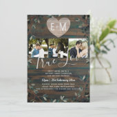 Gegraveerd Heart Rustic Initialen Hood Foto bruilo Kaart (Staand voorkant)