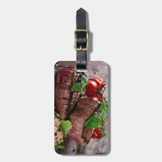 Gegrilde biefsteaks met verse kruiden en tomaten bagagelabel (Voorkant verticaal)