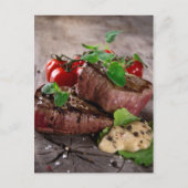 Gegrilde biefsteaks met verse kruiden en tomaten briefkaart (Voorkant)