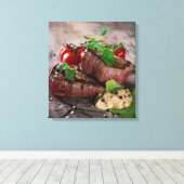 Gegrilde biefsteaks met verse kruiden en tomaten canvas afdruk (Insitu (Houten vloer))