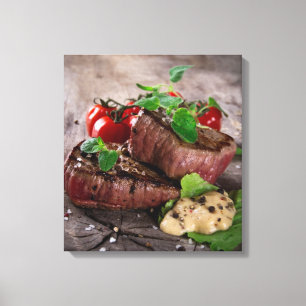 Gegrilde biefsteaks met verse kruiden en tomaten canvas afdruk