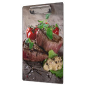 Gegrilde biefsteaks met verse kruiden en tomaten klembord (Links)