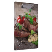 Gegrilde biefsteaks met verse kruiden en tomaten klembord (Rechts)