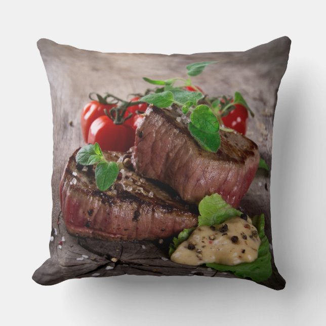 Gegrilde biefsteaks met verse kruiden en tomaten kussen (Voorkant)