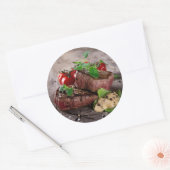 Gegrilde biefsteaks met verse kruiden en tomaten ronde sticker (Envelop)