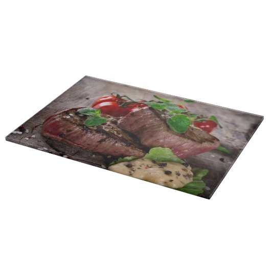 Gegrilde biefsteaks met verse kruiden en tomaten snijplank (Hoek)