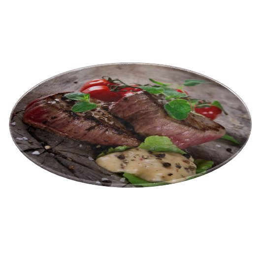 Gegrilde biefsteaks met verse kruiden en tomaten snijplank (Hoek)