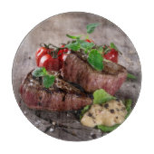 Gegrilde biefsteaks met verse kruiden en tomaten snijplank (Voorkant)