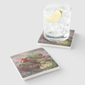 Gegrilde biefsteaks met verse kruiden en tomaten stenen onderzetter (Zijkant)