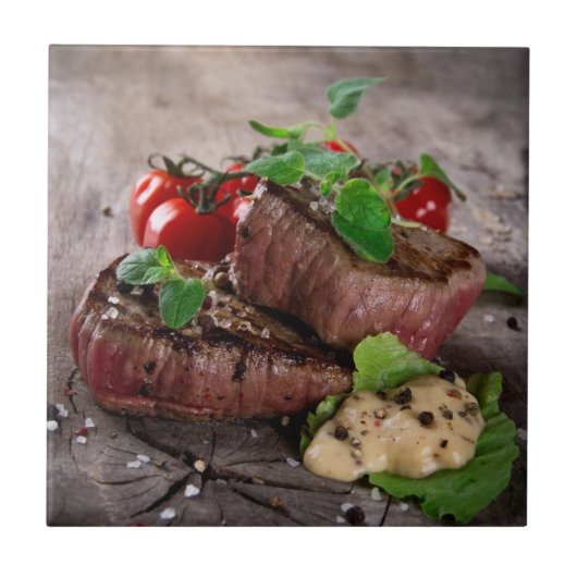 Gegrilde biefsteaks met verse kruiden en tomaten tegeltje (Voorkant)