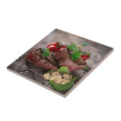 Gegrilde biefsteaks met verse kruiden en tomaten tegeltje (Zijkant)