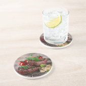 Gegrilde biefsteaks met verse kruiden en tomaten zandsteen onderzetter (Zijkant)