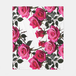 Gegroepeerde rode en roze rozen op een scherp wit fleece deken