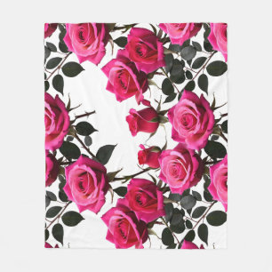 Gegroepeerde rode en roze rozen op een scherp wit fleece deken
