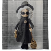 Gehaakte dame zwart jurkje en pet bruine tas douchegordijn (Voorkant)