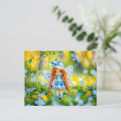 Gehaakte pop met Pet en blauwe bloemen Feestdagenkaart (Staand voorkant)