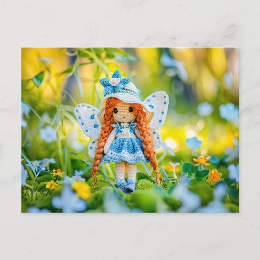 Gehaakte pop met Pet en blauwe bloemen Feestdagenkaart (Voorkant)
