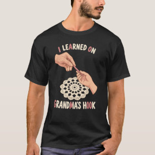 Gehäkeld erfgoed-moment met een haak die ertussen  t-shirt