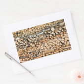 Gehakt hout op een stapel rechthoekige sticker (Envelop)