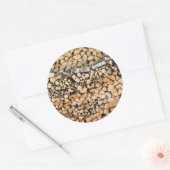 Gehakt hout op een stapel ronde sticker (Envelop)