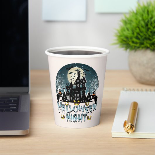 Gehakt huis, eng dagblad papieren bekers (Insitu)