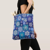 Gehakte Sneeuwvlokken Blauwe Digitale Patchwork Tote Bag (Dichtbij)