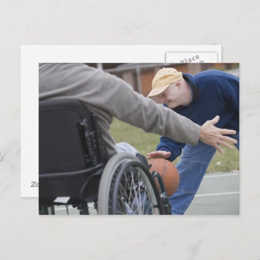 Gehandicapte man speelt basketbal met zijn zoon briefkaart (Voorkant / Achterkant)