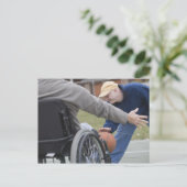 Gehandicapte man speelt basketbal met zijn zoon briefkaart (Staand voorkant)