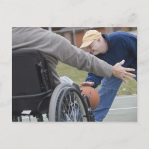 Gehandicapte man speelt basketbal met zijn zoon briefkaart