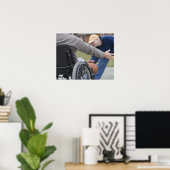 Gehandicapte man speelt basketbal met zijn zoon poster (Thuiskantoor)