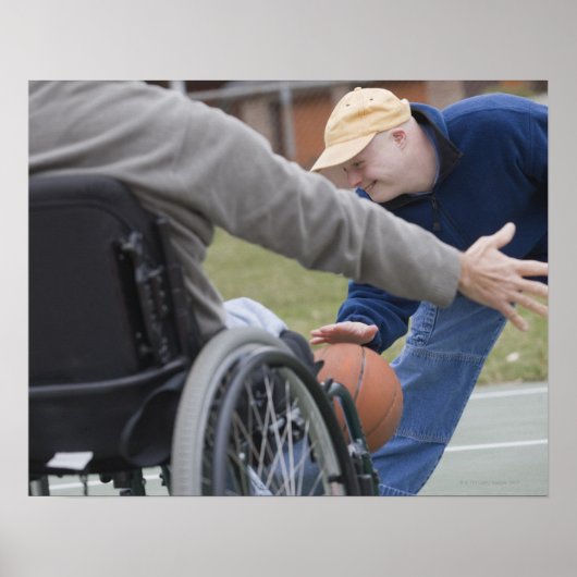 Gehandicapte man speelt basketbal met zijn zoon poster (Voorkant)