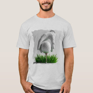 Gehandschoende hand plaatst golfbal op tee met gra t-shirt