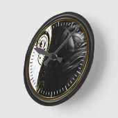 Geheel zwart omhuld, wit marmer, grafisch ronde klok (Hoek)