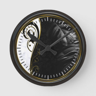 Geheel zwart omhuld, wit marmer, grafisch ronde klok