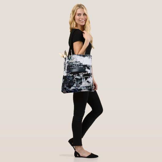 Geheime symbolen tote bag (Op model)