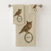 gehoornde uil monogram beige bad handdoek (Insitu)