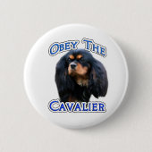 Gehoorzaam de Cavalier - Button (Voorkant)