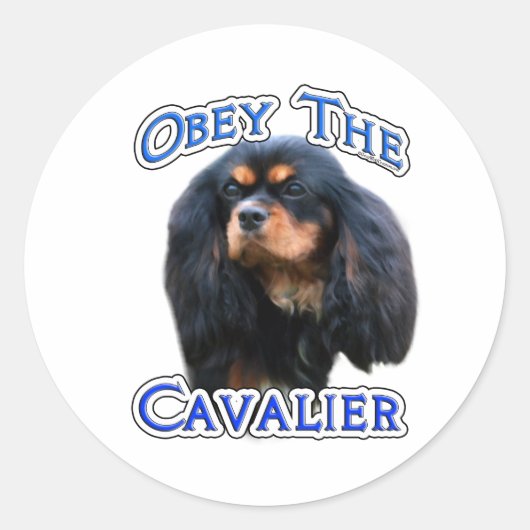Gehoorzaam de Cavalier - Sticker (Voorkant)