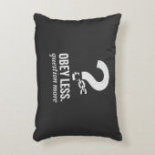 Gehoorzaam minder. Vraag Meer – Rebellious Quote D Accent Kussen (Voorkant(Verticaal))