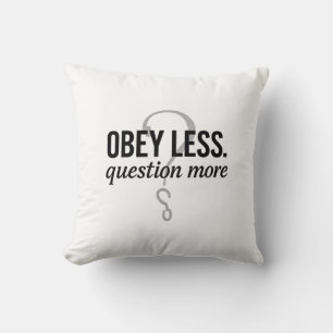 Gehoorzaam minder. Vraag Meer – Rebellious Quote D Kussen