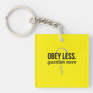 Gehoorzaam minder. Vraag Meer – Rebellious Quote D Sleutelhanger
