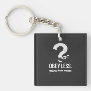Gehoorzaam minder. Vraag Meer – Rebellious Quote D Sleutelhanger