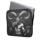 Gehorende Winter Satyr — door BurnsInHell Laptop Sleeve (Voorkant Links)