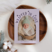 Gehuld in liefde Paarse foto geboorte Aankondiging