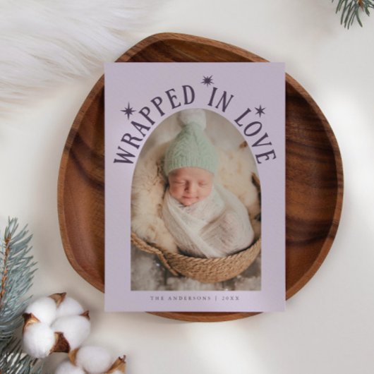 Gehuld in liefde Paarse foto geboorte Aankondiging