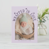 Gehuld in liefde Paarse foto geboorte Aankondiging (Staand voorkant)