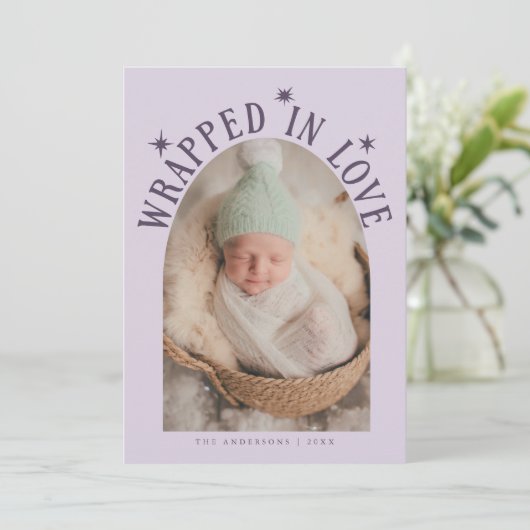 Gehuld in liefde Paarse foto geboorte Aankondiging (Staand voorkant)
