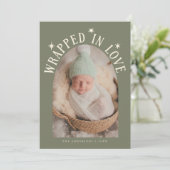 Gehuld in liefde Sage Green Foto Geboorte Aankondiging (Staand voorkant)