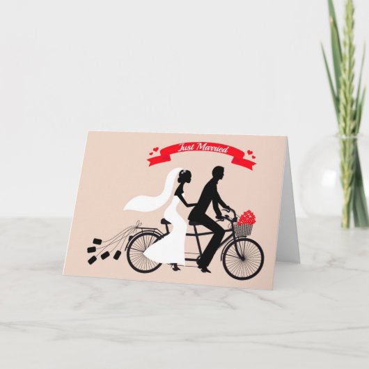 Gehuwd, bruid en bruidegom op de trouwfiets aankondiging (Voorkant)