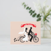 Gehuwd, bruid en bruidegom op de trouwfiets aankondigingskaart (Staand voorkant)